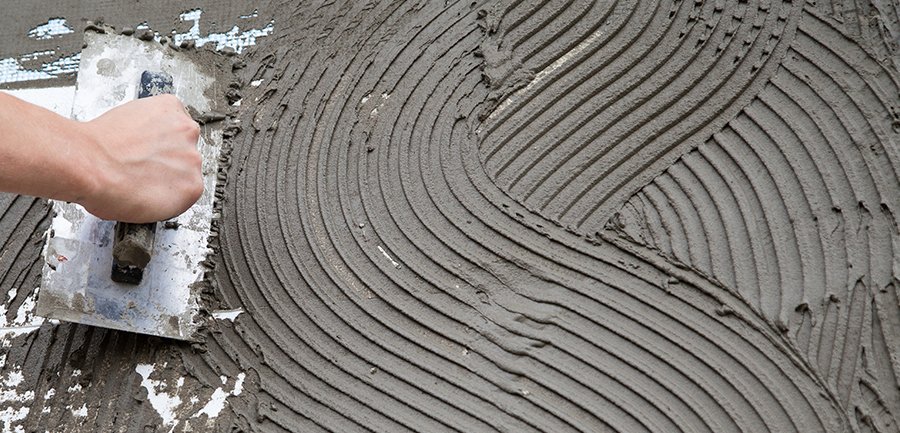 Colle pour carrelage extérieur : la clé d’une terrasse durable