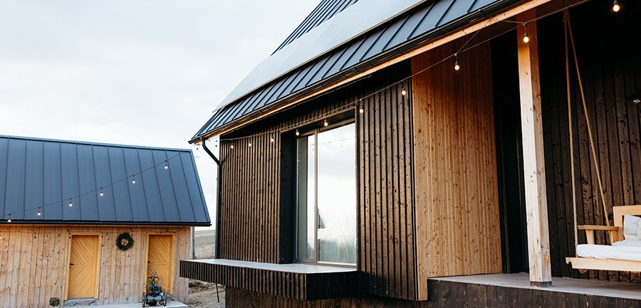 Lambris extérieur en bois sur façade de maison