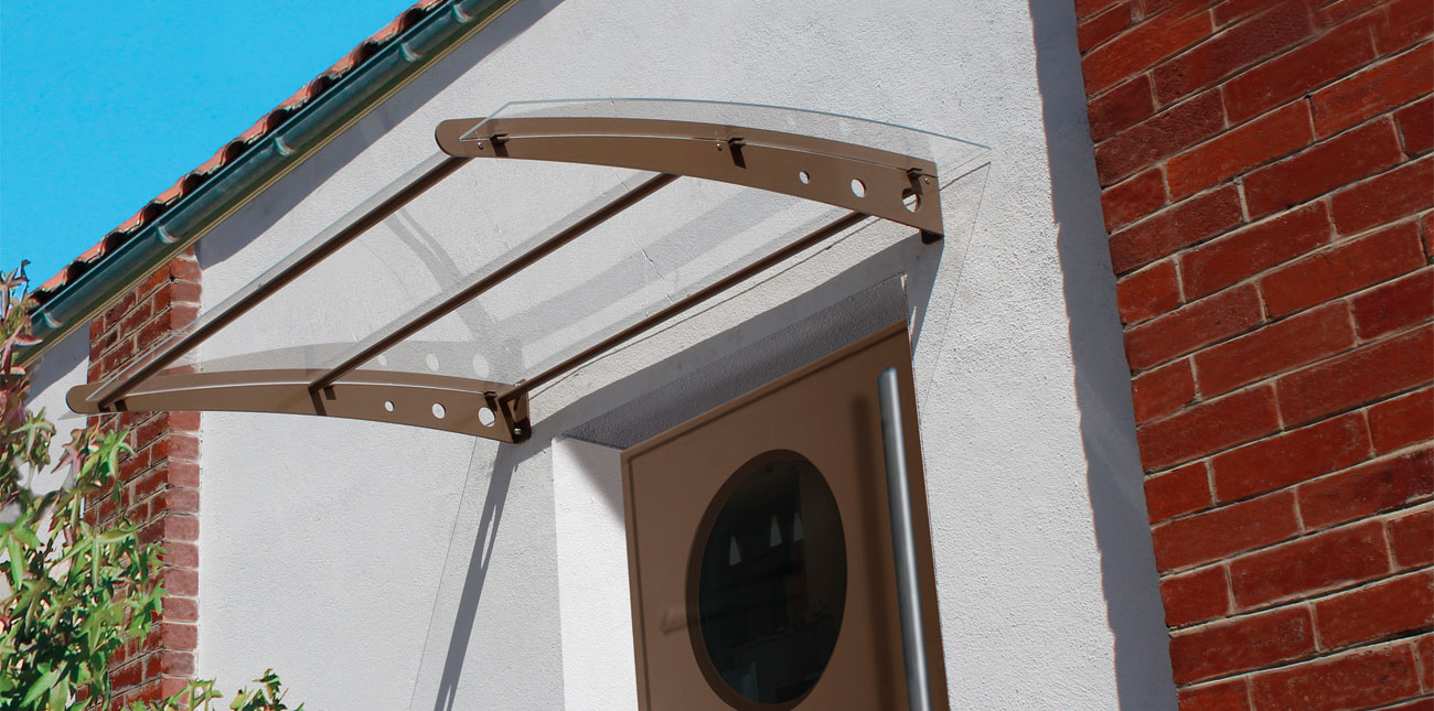 auvent et grille de fenêtre