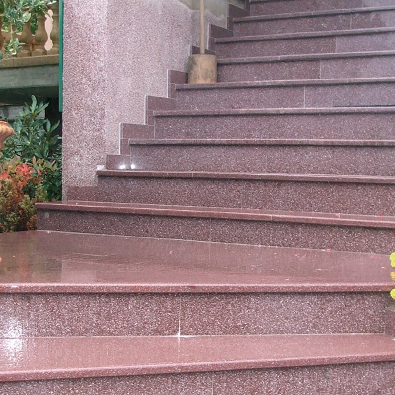 Marche escalier sur-mesure en granit, quartz et Dekton®
