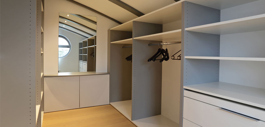 Dressing sous toit : aménager vos sous-pentes avec style