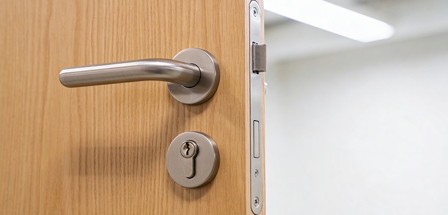 porte intérieure en bois massif