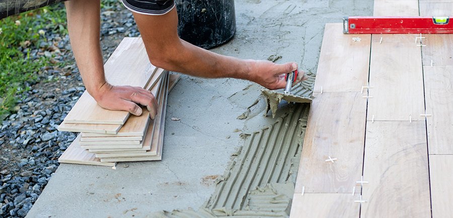 Colle pour carrelage extérieur : la clé d’une terrasse qui dure